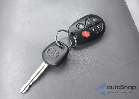 2010 Toyota Sienna Xle z USA, uszkodzony, nr VIN 5TDYK4CC2AS337620